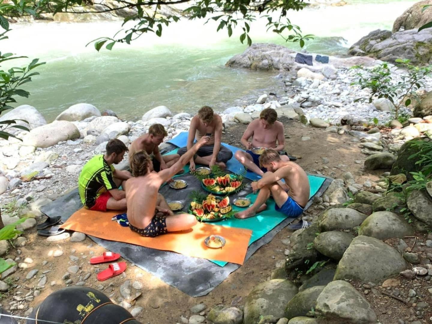 Gino'S Place - Guest House & Jungle Trekking Bukit Lawang Esterno foto